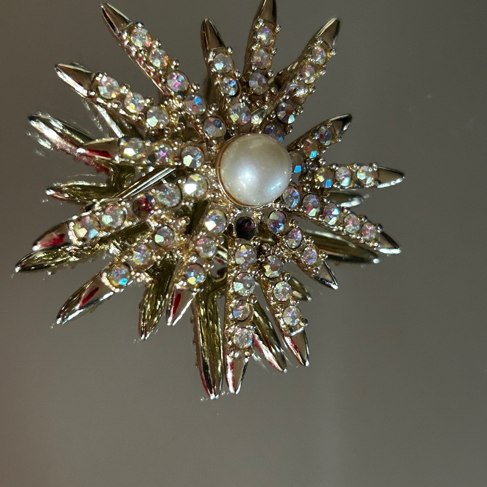 Starburst Vintage Brooch, signed and in Excellent Condition. 1950s.